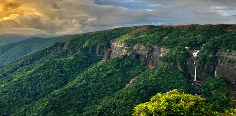 nohsngithiang falls